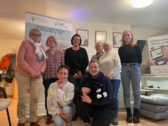 [Translate to Englisch:] Laborführerin Maria Fabisch und 7 Frauen aus der Diakonie Herrnhut stehen im AAL-Labor