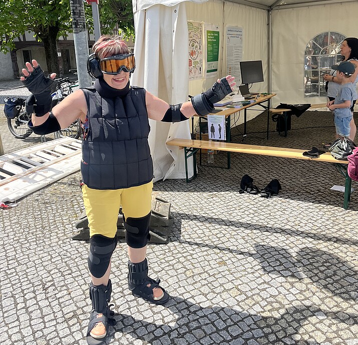 [Translate to Englisch:] Besucheruín im Alterssimulationsanzug