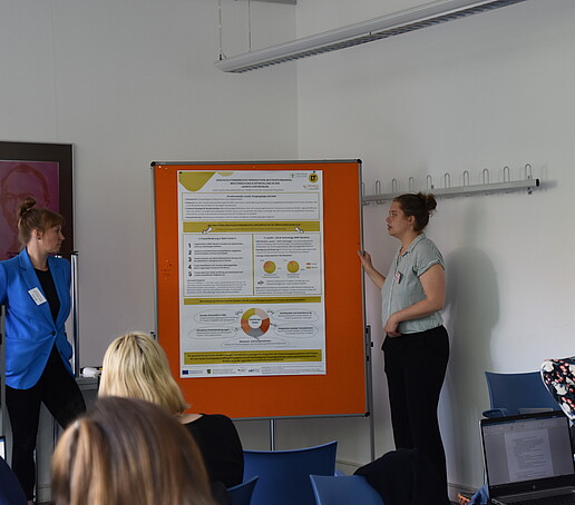 [Translate to Englisch:] 2 Rednerinnen vor einer Pinnwand