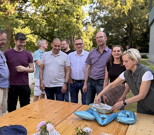 [Translate to Englisch:] 1 Person verteilt den Kuchen