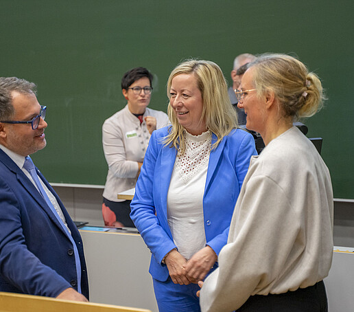 Der Rektor und die Prorektorin im Gespräch mit einem Gast.
