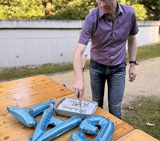 [Translate to Englisch:] 1 Person schneidet Kuchen ab
