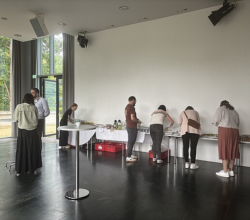 [Translate to Englisch:] Teilnehmer in der Pause