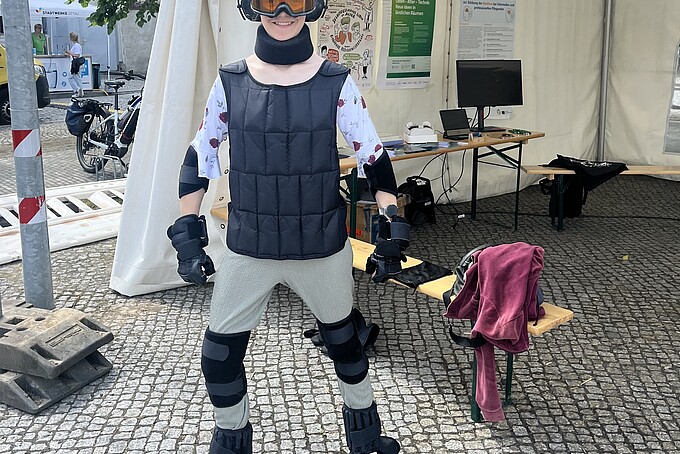 [Translate to Englisch:] Besucherin im Alterssimulationsanzug