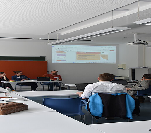 [Translate to Englisch:] Teilnehmer im Seminarraum