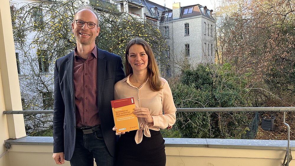 Prof. Hoff und Katja Knauthe mit dem frisch gedruckten Buch
