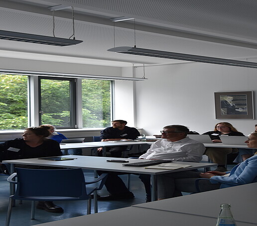 [Translate to Englisch:] Teilnehmer im Seminarraum