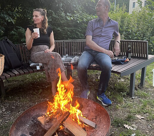 [Translate to Englisch:] 2 Personen am Feuer