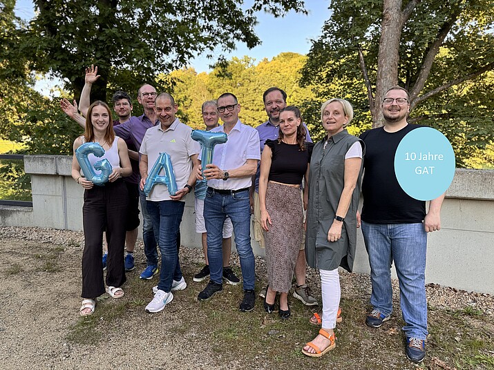 [Translate to Englisch:] GAT-Mitglieder und Mitarbeiter als Gruppe im Freien