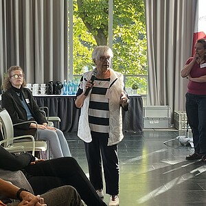 Rosemarie Zock referiert vor Teilnehmenden