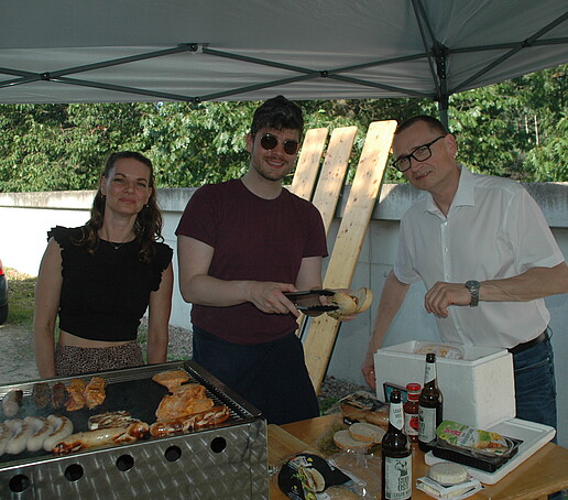 [Translate to Englisch:] 3 Personen am Grill