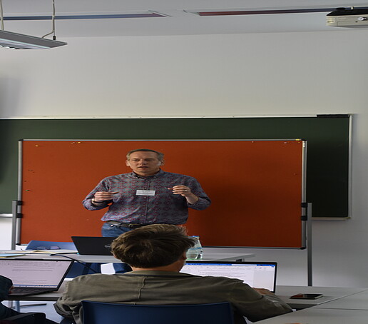 [Translate to Englisch:] Redner vor einer Pinnwand