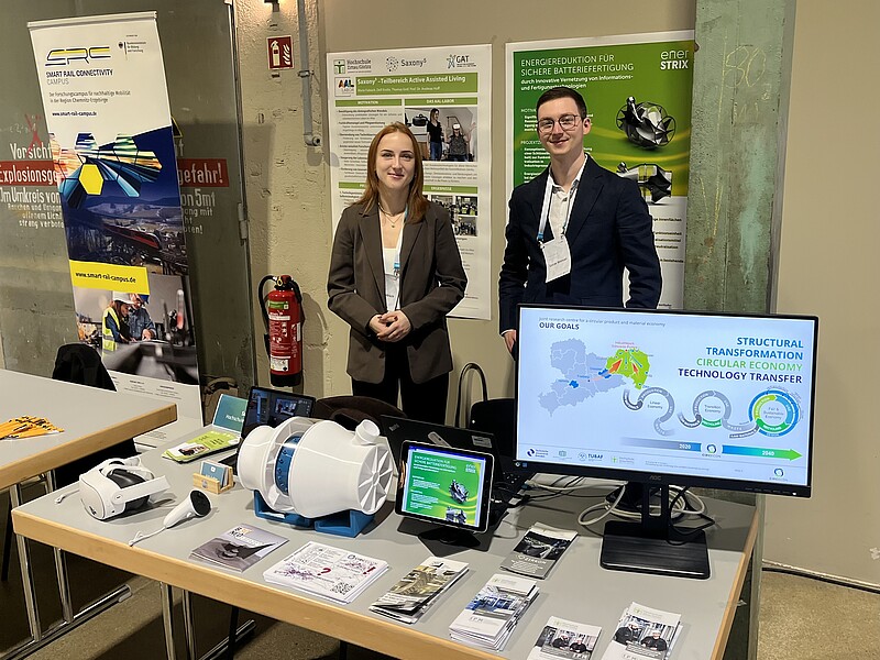 [Translate to Englisch:] Maria Fabisch und Likas Wenzel am Stand