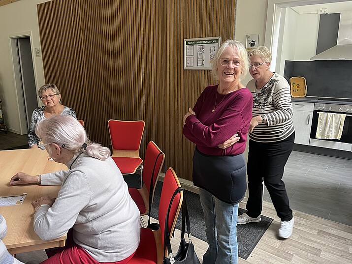 Eine Teilnehmerin probiert ein Hilfsmittel aus