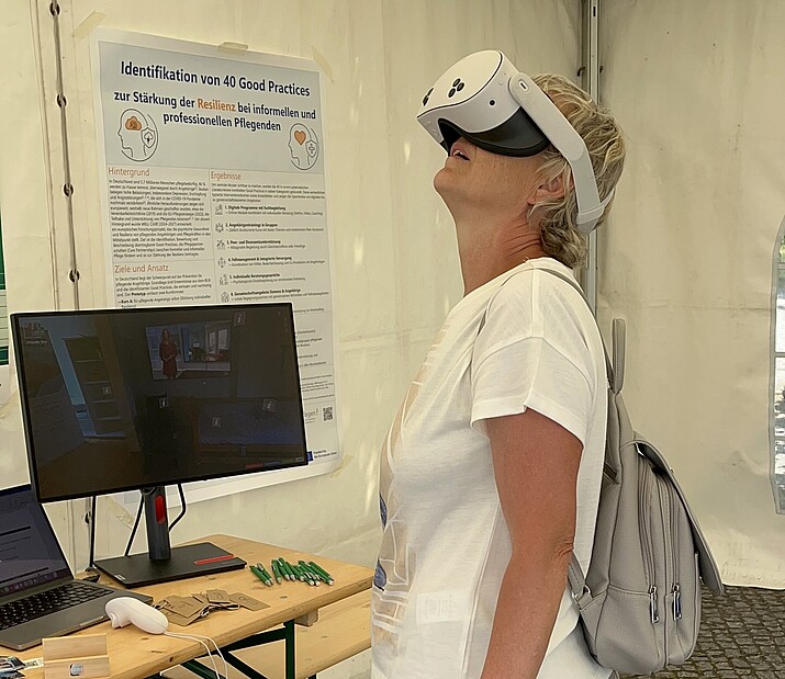 [Translate to Englisch:] Besucherin mit VR-Brille