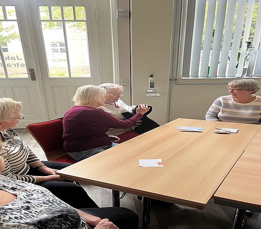 [Translate to Englisch:] 2 Damen streicheln die RoboKatze