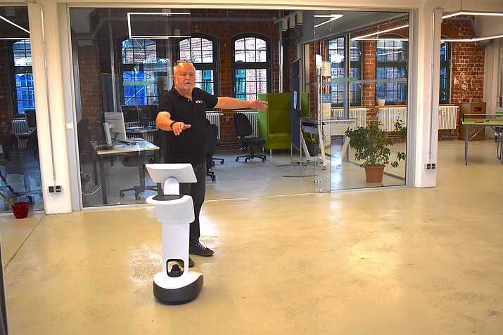 [Translate to Englisch:] Mann mit Roboter