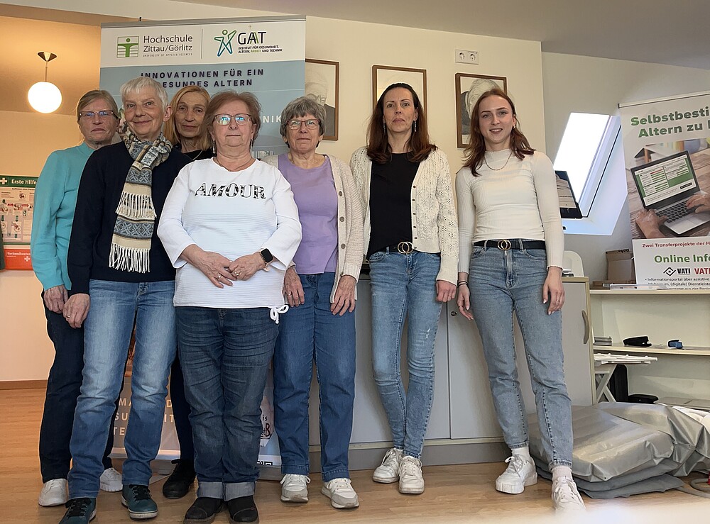 [Translate to Englisch:] 7 Frauen stehen im AAL-Labor