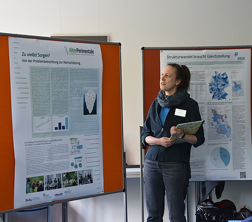 [Translate to Englisch:] Rednerin vor 2 Pinnwänden