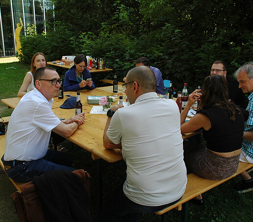 [Translate to Englisch:] 8 Teilnehmer sitzen am Tisch