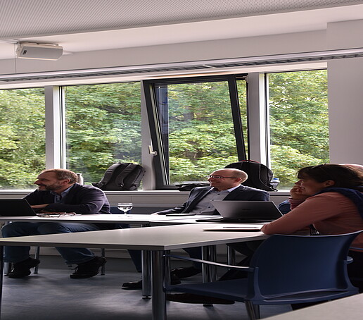 [Translate to Englisch:] Mehrere Teilnehmer im Seminarraum