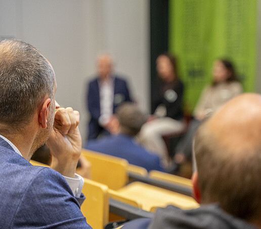 Das Publikum schaut sich einen Paneltalk an.