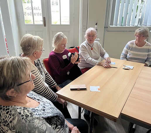 [Translate to Englisch:] Die Robokatze wird herumgegeben