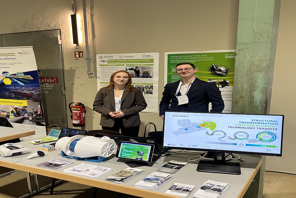 Maria Fabisch und Lukas Wenzel am Stand