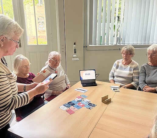 [Translate to Englisch:] Eine Dame probiert die Technik aus wie man mit einem Tablet telefonieren kann