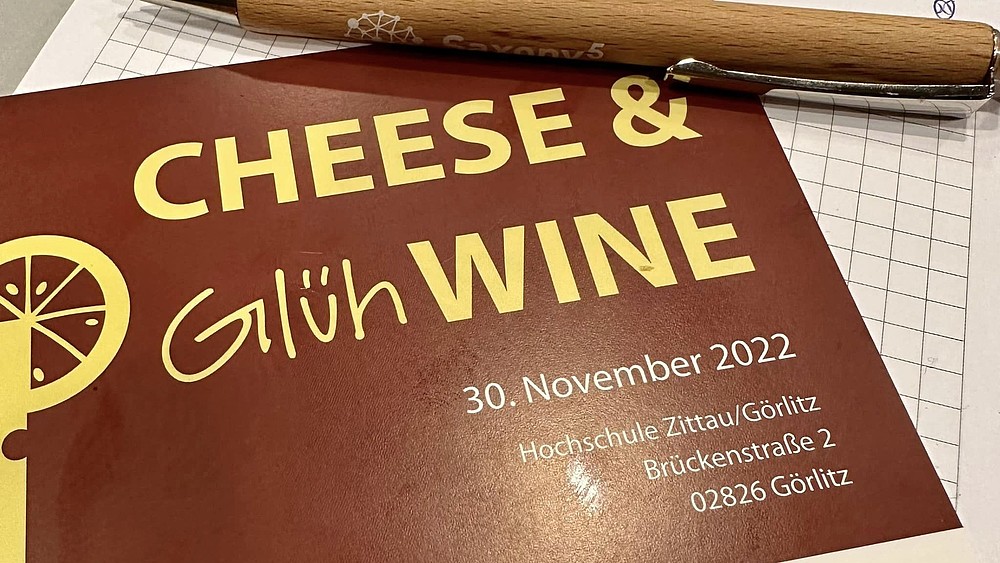 Eine Karte auf der Cheese and Glüh-Wine steht.