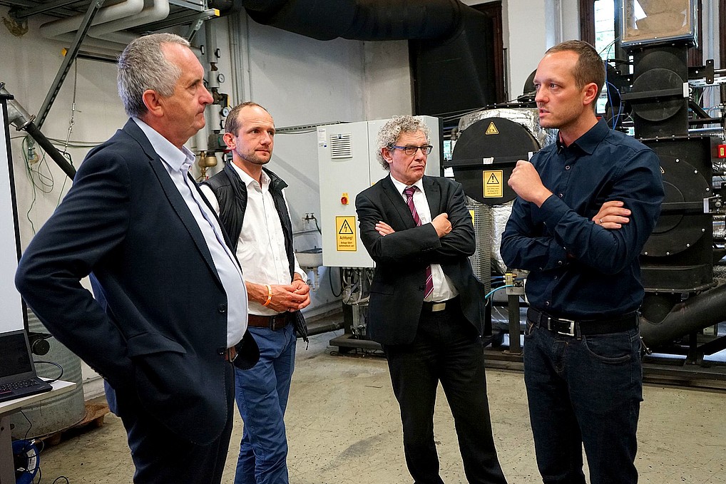 Thomas Schmidt, accompanied by other state politicians, gained an overview of research activities in the field of biomass energy use and heat storage.