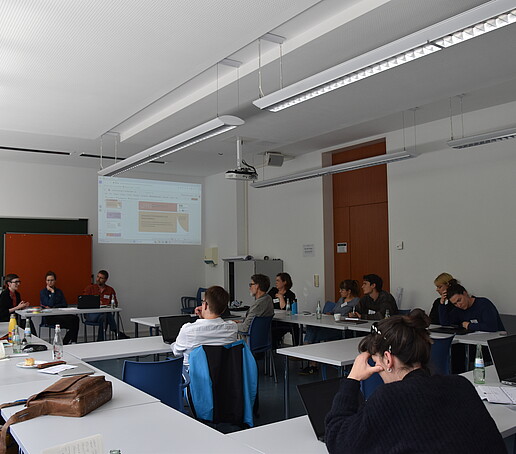 [Translate to Englisch:] Teilnehmer im Seminarraum