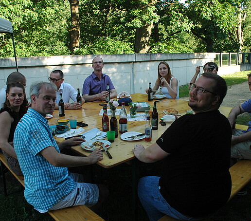 [Translate to Englisch:] 9 Personen am Tisch
