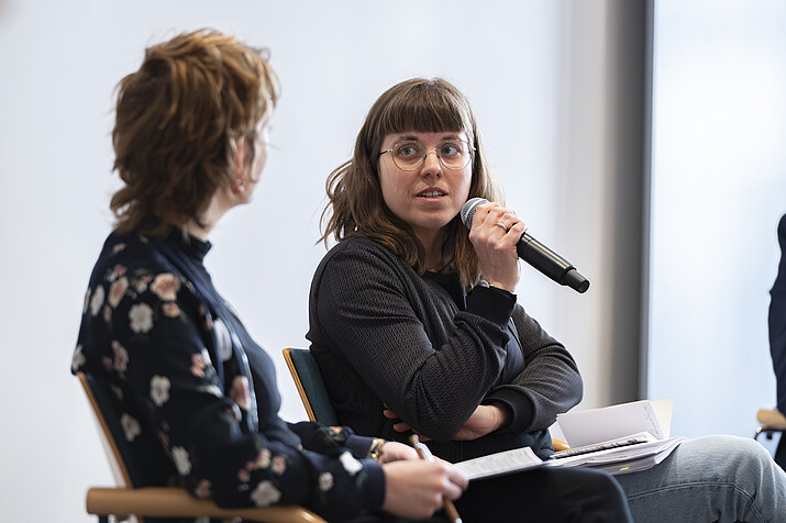 [Translate to Englisch:] Prof. Dr. Nadine Jukschat im Gespräch 