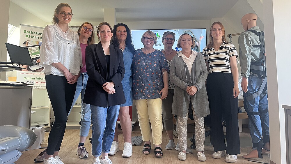 [Translate to Englisch:] 8 Frauen haben sich im Labor zum Bild aufgestellt