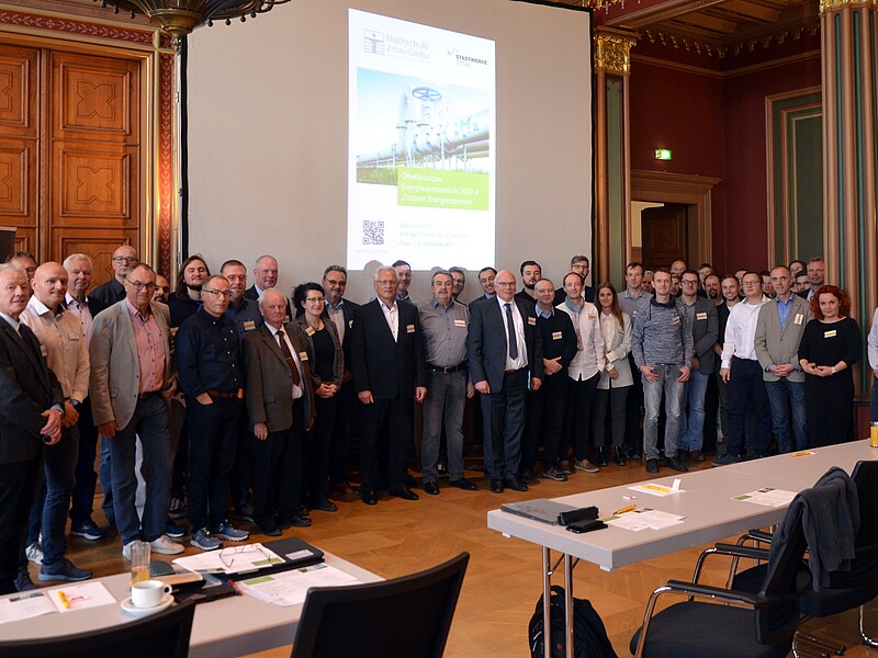 Gruppenbild mit Beteiligten im Bürgersaal des Zittauer Rathauses.