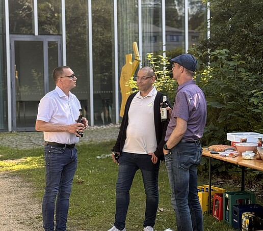 [Translate to Englisch:] 3 Personen unterhalten sich