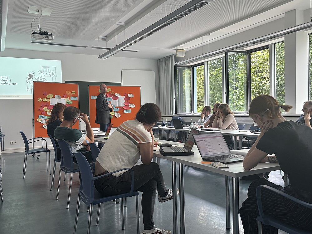 [Translate to Englisch:] mehrere Menschen im Seminarraum