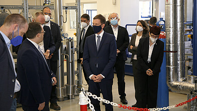 Mitarbeitende der HSZG und der Ministerpräsident besuchen das Zittauer Kraftwerkslabor.
