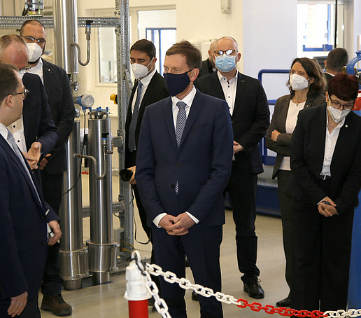 HSZG employees and the Prime Minister visit the Zittau power plant laboratory.