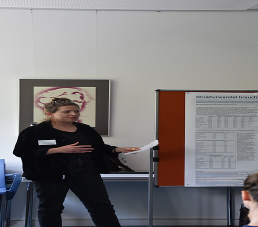 [Translate to Englisch:] Eine Rednerin im Seminarraum