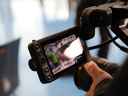 Das Display einer Kamera ist zu sehen und eine Hand, die diese Kamera für den Videodreh für den 15Grad-Ostblog hält.