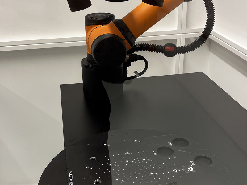ScanCobot mit Roboter‑Drehtisch‑Modul für flexible Messaufgaben