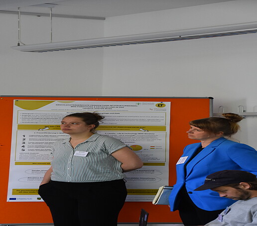 [Translate to Englisch:] 2 Rednerinnen vor einer Pinnwand