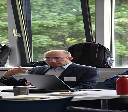 [Translate to Englisch:] Ein Teilnehmer im Seminarraum