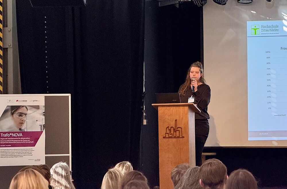 [Translate to Englisch:] Bernadette Rohlf am Rednerpult